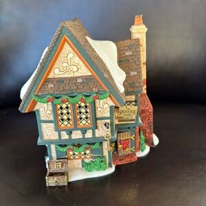 NWT. Depth 56 The Spider Box Locks.